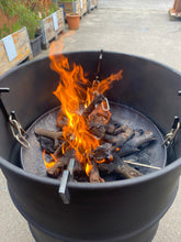 Lade das Bild in den Galerie-Viewer, Grillfass im dem Holz Brennt Als vorbereitung zum Grillen