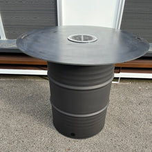 Lade das Bild in den Galerie-Viewer, Feuerfass oder Grillfass mit oberem Loch, kombiniert mit einem Feuerkorb und einer Plancha-Platte für Grillzwecke.