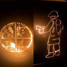 Lade das Bild in den Galerie-Viewer, Robuste Feuertonne aus Stahl mit einem kunstvollen Feuerwehr design, ideal für den Außenbereich.