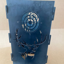 Lade das Bild in den Galerie-Viewer, Robuste Feuertonne aus Stahl mit einem kunstvollen design Jäger und Hirsch, ideal für den Außenbereich.