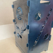 Lade das Bild in den Galerie-Viewer, Robuste Feuertonne aus Stahl mit einem kunstvollen Design Jäger, ideal für den Außenbereich.