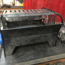 Lade das Bild in den Galerie-Viewer, Robuste Feuertonne aus Stahl mit einem kunstvollen Jeepdesign 4mm, ideal für den Außenbereich.