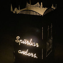 Lade das Bild in den Galerie-Viewer, Robuste Feuertonne aus Stahl mit einem kunstvollen design Köln mit Skyline, ideal für den Außenbereich.