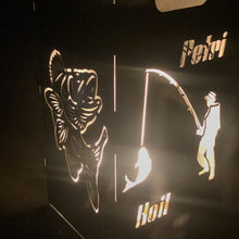 Lade das Bild in den Galerie-Viewer, Robuste Feuertonne aus Stahl mit einem kunstvollen design Angler und Fisch, ideal für den Außenbereich.