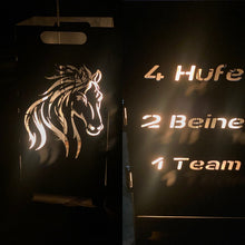 Lade das Bild in den Galerie-Viewer, Robuste Feuertonne aus Stahl mit einem kunstvollen design Pferde, ideal für den Außenbereich.