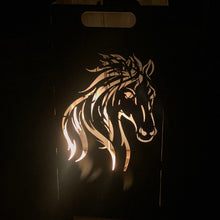 Lade das Bild in den Galerie-Viewer, Robuste Feuertonne aus Stahl mit einem kunstvollen design Pferdekopf, ideal für den Außenbereich.