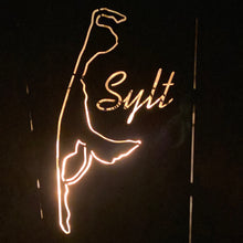 Lade das Bild in den Galerie-Viewer, Robuste Feuertonne aus Stahl mit einem kunstvollen Inseldesign Sylt, ideal für den Außenbereich.