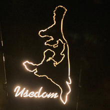 Lade das Bild in den Galerie-Viewer, Robuste Feuertonne aus Stahl mit einem kunstvollen Inseldesign Usedom, ideal für den Außenbereich.