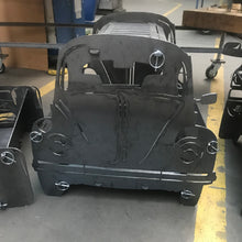 Lade das Bild in den Galerie-Viewer, Robuste Feuertonne aus Stahl mit einem kunstvollen WV Kaefer design, ideal für den Außenbereich.