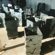 Lade das Bild in den Galerie-Viewer, Feuertonne Hunde Australian Shepherd