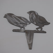 Lade das Bild in den Galerie-Viewer, Beetstecker aus Metall Vogel Küken II