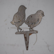 Lade das Bild in den Galerie-Viewer, Beetstecker aus Metall Vogel Küken II
