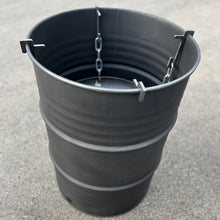 Lade das Bild in den Galerie-Viewer, Schwarzes Grillfass mit Ketten, verwendet als Feuerfass mit integriertem Feuerkorb.