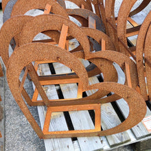 Lade das Bild in den Galerie-Viewer, Holzstapel-Herzen liegend