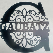 Lade das Bild in den Galerie-Viewer, Metallmonogramm C geschwungen, personalisiert mit einem Namen, vereint Eleganz und Individualität in einem einzigartigen Design.