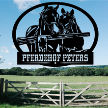 Lade das Bild in den Galerie-Viewer, Metallmonogramm Pferde, personalisiert mit einem Namen, vereint Eleganz und Individualität in einem einzigartigen Design.