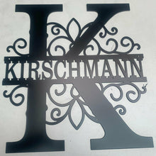 Lade das Bild in den Galerie-Viewer, Metallmonogramm K geschwungen, personalisiert mit einem Namen, vereint Eleganz und Individualität in einem einzigartigen Design.