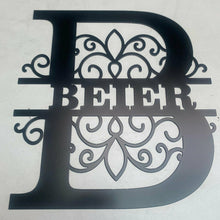 Lade das Bild in den Galerie-Viewer, Metallmonogramm B geschwungen, personalisiert mit einem Namen, vereint Eleganz und Individualität in einem einzigartigen Design.