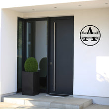 Lade das Bild in den Galerie-Viewer, Metallmonogramm A geschwungen, personalisiert mit einem Namen, vereint Eleganz und Individualität in einem einzigartigen Design.