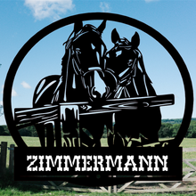 Lade das Bild in den Galerie-Viewer, Metallmonogramm zwei Pferde, personalisiert mit einem Namen, vereint Eleganz und Individualität in einem einzigartigen Design.
