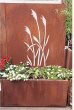 Lade das Bild in den Galerie-Viewer, Moderner Metallblumenkübel mit Ausgeschnittener Silhouette Fahn, kombiniert mit einer stilvollen Sichtschutzwand im Edelrost-Look.