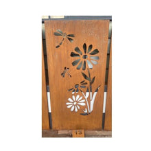 Lade das Bild in den Galerie-Viewer, Große Metallwandkunst mit Ausgeschnittener Silhouette von Blume, gestaltet als Sichtschutzwand im Rost Look oder farblich.
