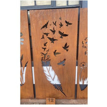 Lade das Bild in den Galerie-Viewer, Große Metallwandkunst mit Ausgeschnittener Silhouette von Feder mit Vögeln, gestaltet als Sichtschutzwand im Rost Look oder farblich.