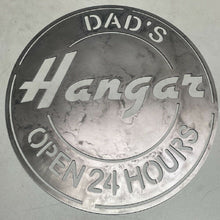 Lade das Bild in den Galerie-Viewer, Wandbild Metallschild Dad´s Hangar