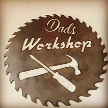 Lade das Bild in den Galerie-Viewer, Wandbild Metallschild Dad´s Workshop Sägeblatt Geschenk Werkstattschild