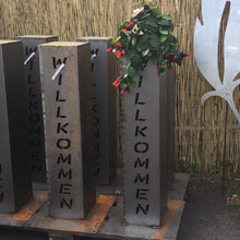 Lade das Bild in den Galerie-Viewer, Stele "Willkommen"