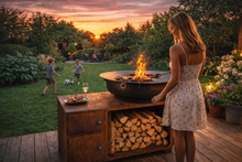 Lade das Bild in den Galerie-Viewer, eine Frau die im Garten grillt und ihre kinder spielen ball