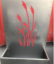 Lade das Bild in den Galerie-Viewer, Moderner Metallblumenkübel mit Ausgeschnittener Silhouette Fahn, kombiniert mit einer stilvollen Sichtschutzwand im Edelrost-Look.