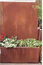Lade das Bild in den Galerie-Viewer, metallblumenkübel mit sichtschutzwand aus metall im Rost look