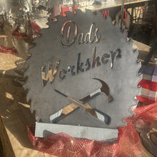 Lade das Bild in den Galerie-Viewer, Wandbild Metallschild Dad´s Workshop Sägeblatt Geschenk Werkstattschild