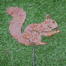 Lade das Bild in den Galerie-Viewer, Beetstecker aus Metall Eichhörnchen