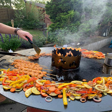 Lade das Bild in den Galerie-Viewer, Feuerfass mit Plancha zum grill im Garten mit Holz