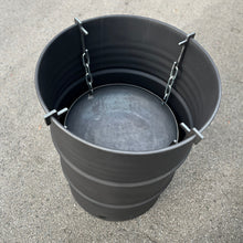 Lade das Bild in den Galerie-Viewer, Großes schwarzes Grillfass mit Ketten, der als Feuerkorb für ein Feuerfass konzipiert ist.