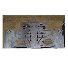 Lade das Bild in den Galerie-Viewer, Robuste Feuertonne aus Stahl mit einem kunstvollen Inseldesign Rennwagen, ideal für den Außenbereich.