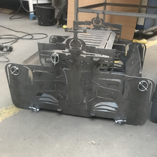 Lade das Bild in den Galerie-Viewer, Robuste Feuertonne aus Stahl mit einem kunstvollen Formel 1 design, ideal für den Außenbereich.