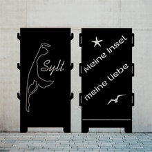 Lade das Bild in den Galerie-Viewer, Robuste Feuertonne aus Stahl mit einem kunstvollen Inseldesign Sylt, ideal für den Außenbereich.