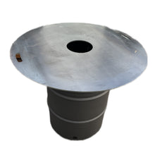 Lade das Bild in den Galerie-Viewer, Ein Metallfass mit einem Loch oben, ausgestattet mit einem Feuerkorb und einer Plancha-Platte.