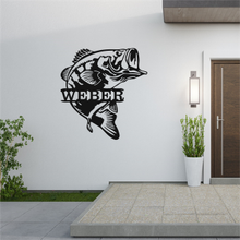 Lade das Bild in den Galerie-Viewer, Metallmonogramm Barsch, personalisiert mit einem Namen, vereint Eleganz und Individualität in einem einzigartigen Design.