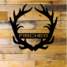 Lade das Bild in den Galerie-Viewer, Metallmonogramm Geweih, personalisiert mit einem Namen, vereint Eleganz und Individualität in einem einzigartigen Design.