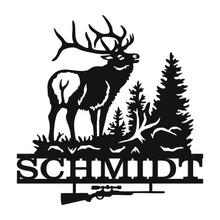 Lade das Bild in den Galerie-Viewer, Metallmonogramm Jäger und Hirsch, personalisiert mit einem Namen, vereint Eleganz und Individualität in einem einzigartigen Design.