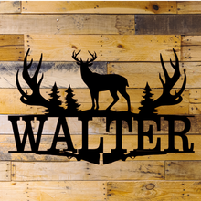 Lade das Bild in den Galerie-Viewer, Metallmonogramm Jäger und Flinte, personalisiert mit einem Namen, vereint Eleganz und Individualität in einem einzigartigen Design.