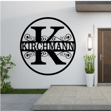 Lade das Bild in den Galerie-Viewer, Rundes Metallmonogramm K, personalisiert mit einem Namen, vereint Eleganz und Individualität in einem einzigartigen Design.