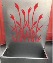 Lade das Bild in den Galerie-Viewer, Moderner Metallblumenkübel mit Ausgeschnittener Silhouette Fahnbusch, kombiniert mit einer stilvollen Sichtschutzwand im Edelrost-Look.