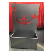 Lade das Bild in den Galerie-Viewer, Metallblumenkübel mit schichtschutz und ausschnitten im Metall