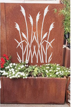 Lade das Bild in den Galerie-Viewer, Moderner Metallblumenkübel mit Ausgeschnittener Silhouette Fahnbusch, kombiniert mit einer stilvollen Sichtschutzwand im Edelrost-Look.