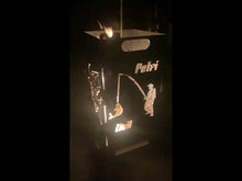 Laden und Abspielen von Videos im Galerie-Viewer, Kunstvoll gestaltete, brennende Metallkiste mit Auschnitten von Fischern und Fischen, die eine lebendige Szene darstellen.